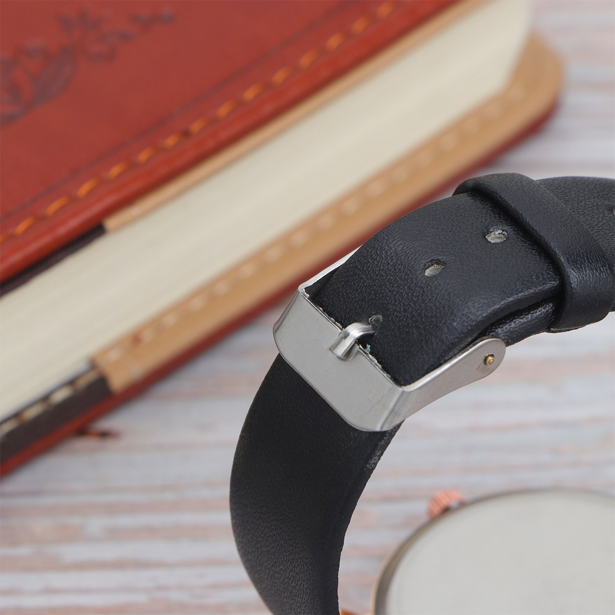 Luxury Watch Gift For Her - 女性向けのクォーツ時計。柔らかいPU素材のバンドを使用した、おしゃれでカジュアルなデザイン。普段使いに最適で、バレンタインのプレゼントにも。